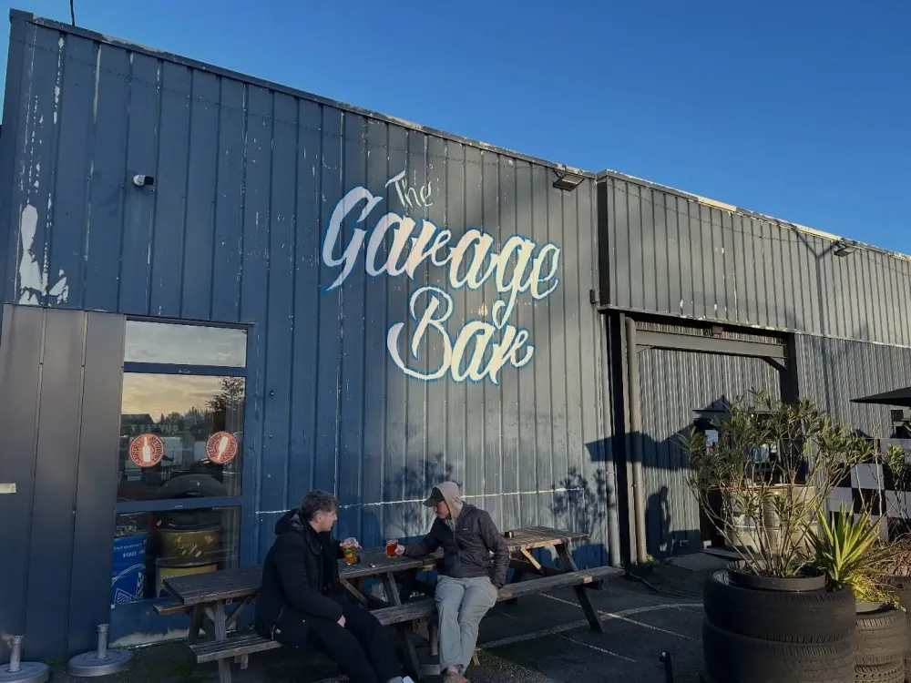 Devanture du Garage Bar (2)