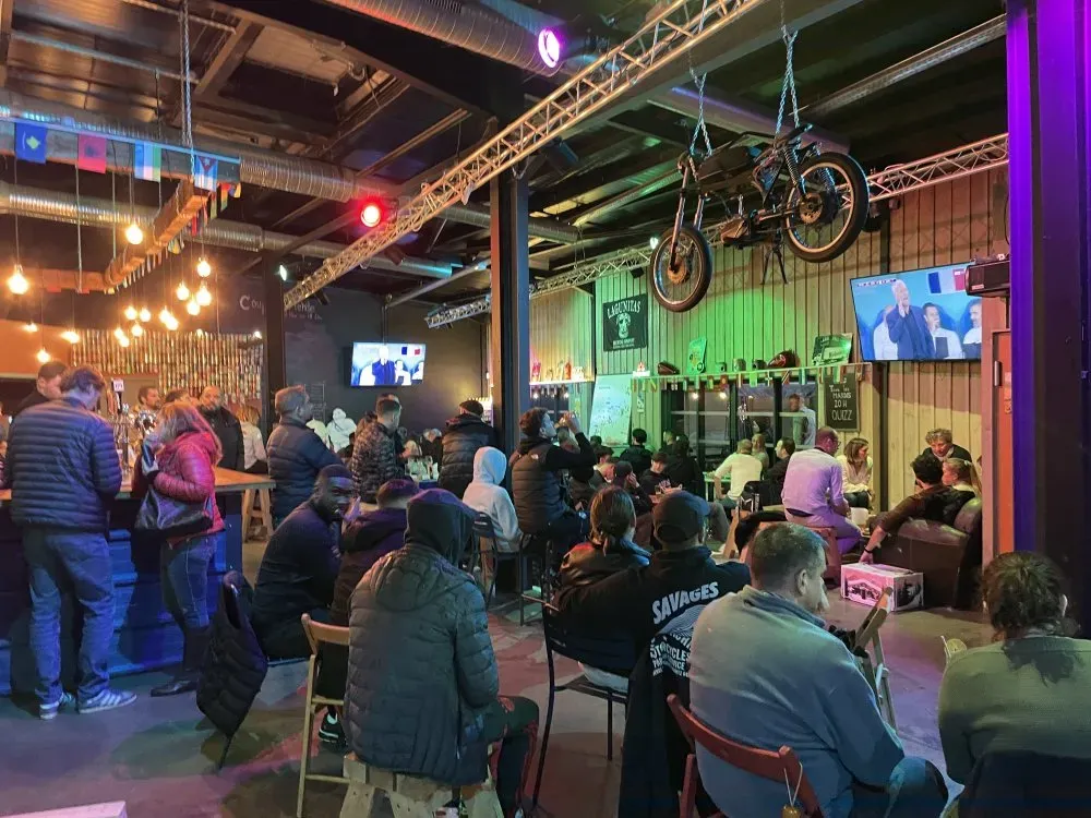 Interieur du Garage Bar (1)